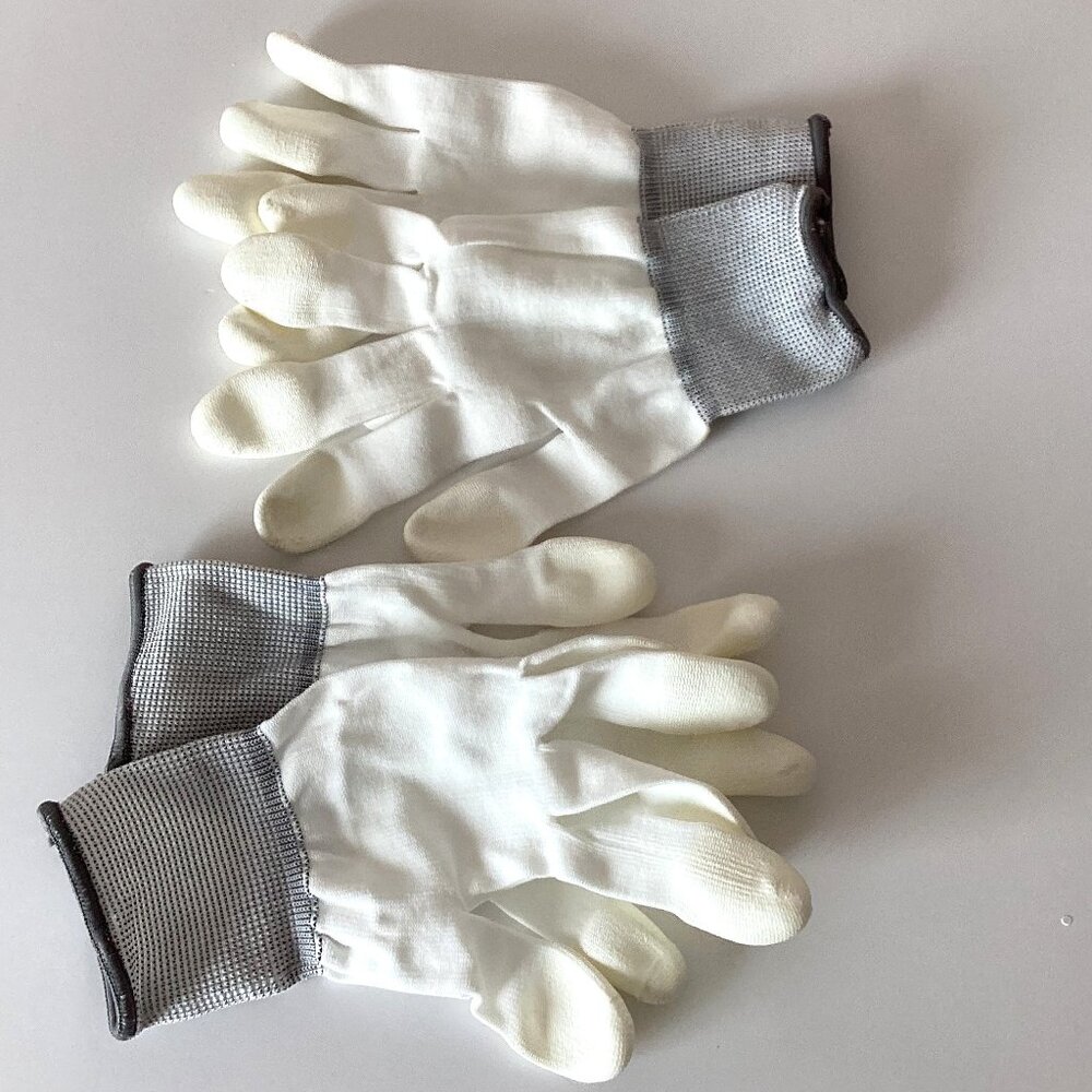 2 Pairs of White Quilters Gloves Free Motion Quilting Lightweight